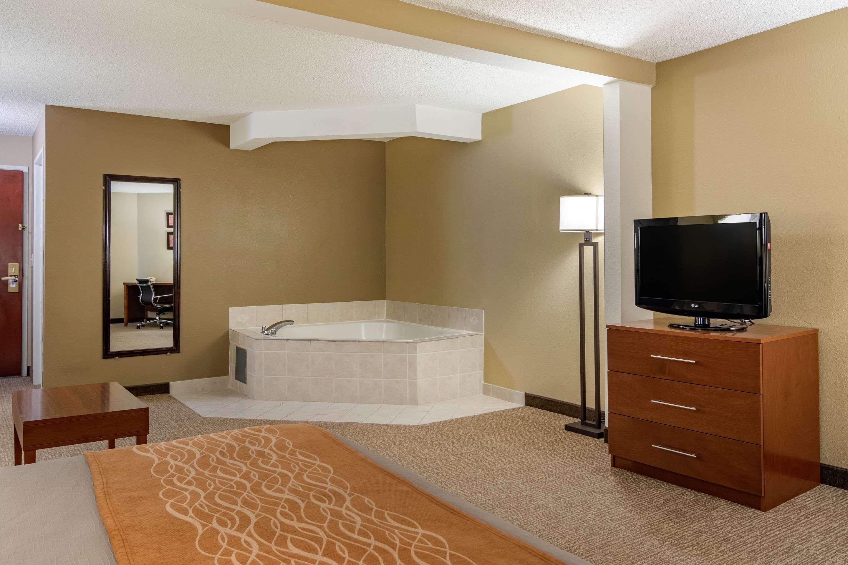 Comfort Inn & Suites Suwanee - Sugarloaf Exterior photo